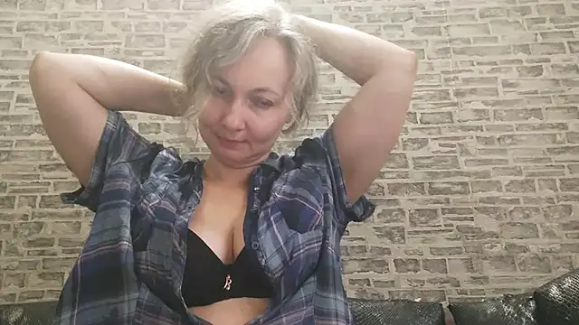 Snapshot of EdithManning chatting on November 12, 7:42 am EdithManning online show from November 12, 7:42 am