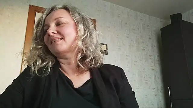 Snapshot of EdithManning chatting on May 4, 5:20 pm EdithManning online show from May 4, 5:20 pm