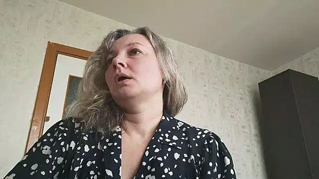 Snapshot of EdithManning chatting on May 8, 6:19 am EdithManning online show from May 8, 6:19 am