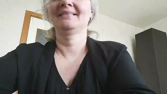 Snapshot of EdithManning chatting on May 16, 10:36 am EdithManning online show from May 16, 10:36 am