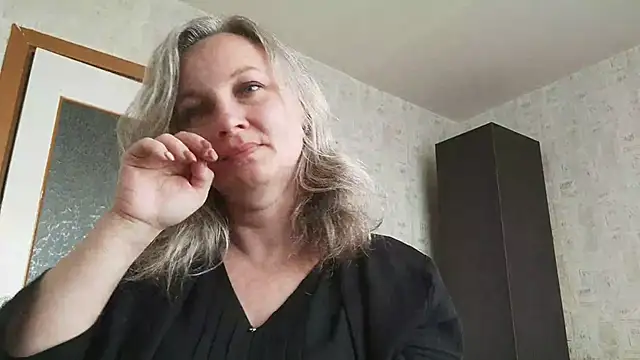 Snapshot of EdithManning chatting on May 17, 5:27 am EdithManning online show from May 17, 5:27 am