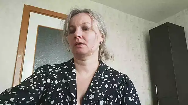 Snapshot of EdithManning chatting on May 19, 6:31 am EdithManning online show from May 19, 6:31 am