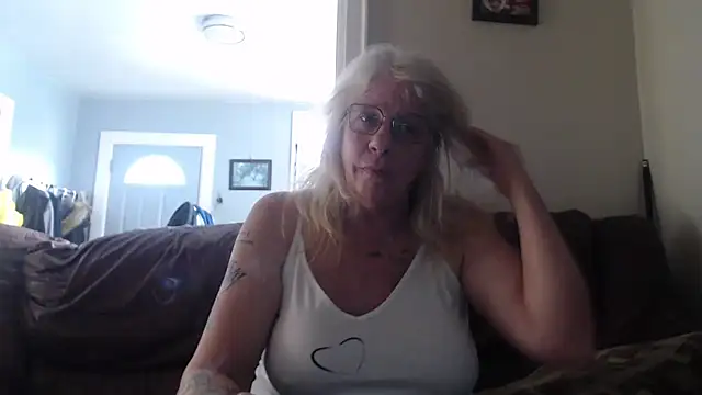 Snapshot of canadiancougar1965 chatting on January 24, 8:11 pm canadiancougar1965 online show from January 24, 8:11 pm