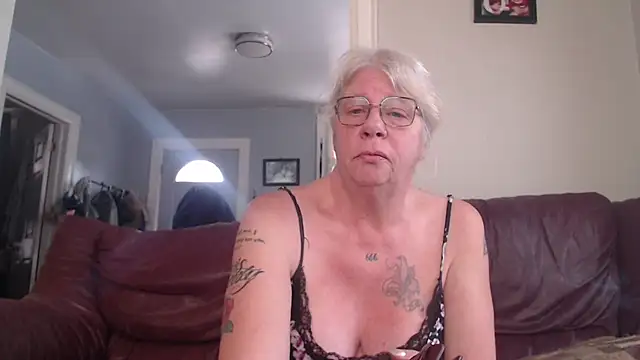 Snapshot of canadiancougar1965 chatting on February 6, 9:28 pm canadiancougar1965 online show from February 6, 9:28 pm