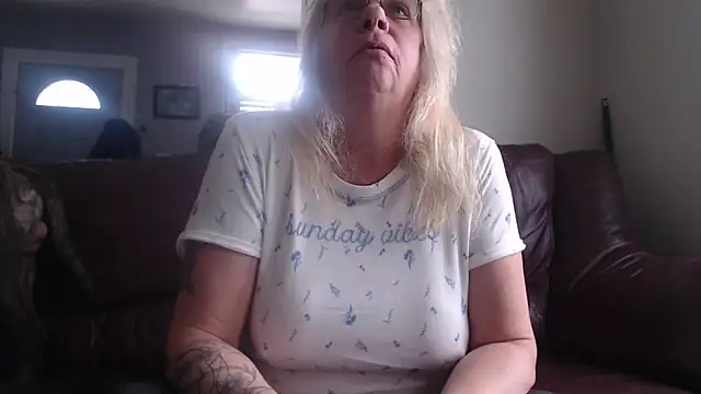 Snapshot of canadiancougar1965 chatting on February 28, 7:56 pm canadiancougar1965 online show from February 28, 7:56 pm
