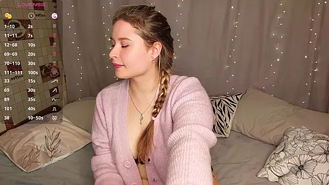 Snapshot of sophie__lee chatting on October 13, 3:45 pm sophie  lee online show from October 13, 3:45 pm