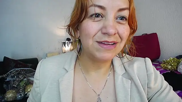 Snapshot of Delilah_Belmont chatting on December 8, 11:40 pm Delilah Belmont online show from December 8, 11:40 pm