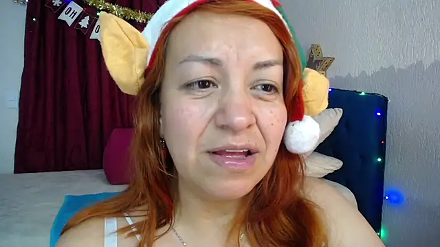 Snapshot of Delilah_Belmont chatting on December 23, 11:17 pm Delilah Belmont online show from December 23, 11:17 pm