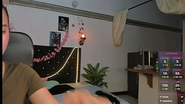 emilyrouxe online show from March 5, 7:27 pm