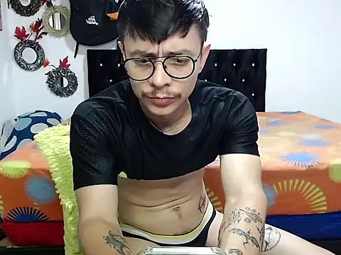 Snapshot of PaleVibes chatting on April 4, 8:28 pm PaleVibes online show from April 4, 8:28 pm