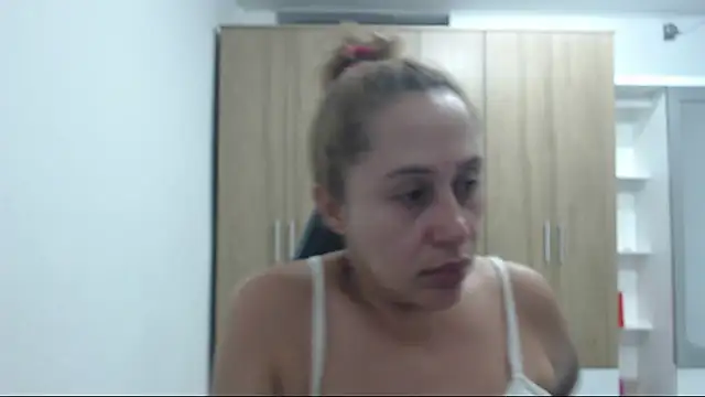 RoxanaLove9 online show from September 15, 10:21 pm