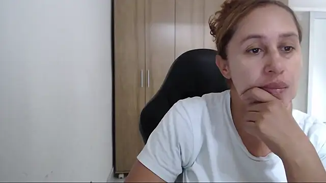 RoxanaLove9 online show from November 20, 5:45 pm