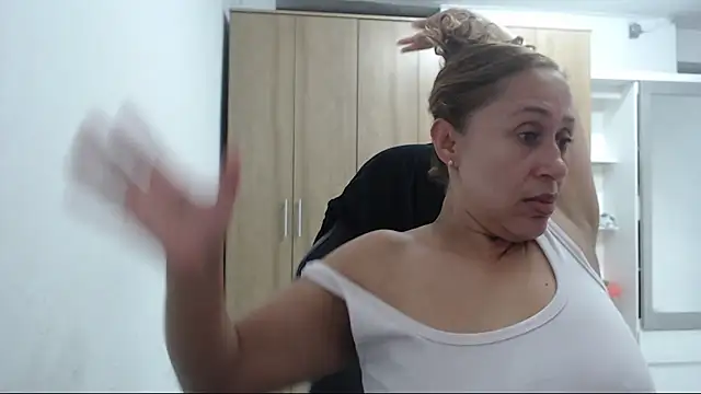 RoxanaLove9 online show from March 13, 10:27 pm