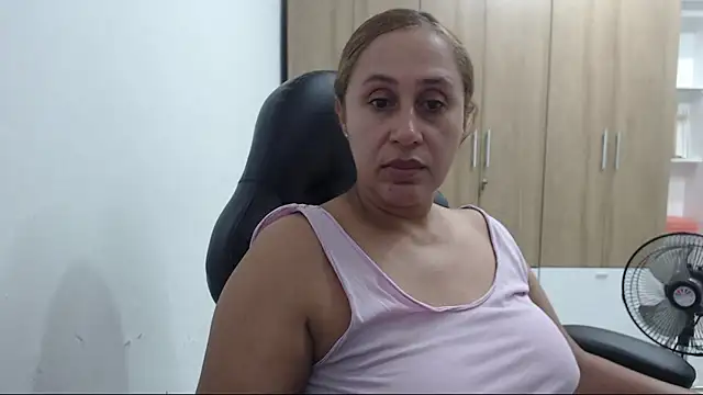 RoxanaLove9 online show from April 13, 11:32 pm