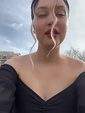 KikiWatson online show from March 15, 7:09 am