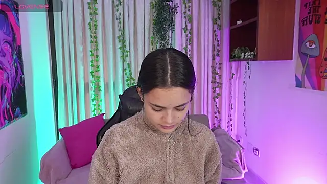 Snapshot of HannaRhodes chatting on February 2, 1:43 pm HannaRhodes online show from February 2, 1:43 pm