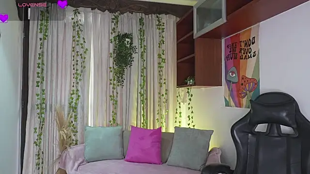 Snapshot of HannaRhodes chatting on February 5, 1:49 pm HannaRhodes online show from February 5, 1:49 pm