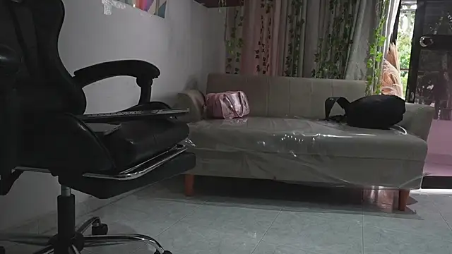 Snapshot of HannaRhodes chatting on February 7, 1:37 pm HannaRhodes online show from February 7, 1:37 pm