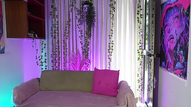 Snapshot of HannaRhodes chatting on February 16, 2:24 pm HannaRhodes online show from February 16, 2:24 pm