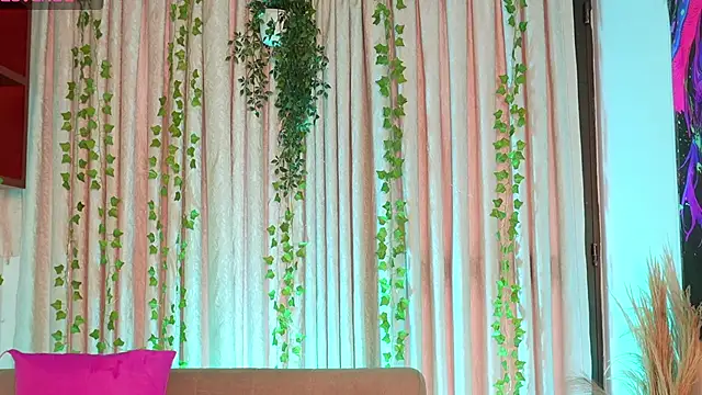 Snapshot of HannaRhodes chatting on February 20, 3:23 pm HannaRhodes online show from February 20, 3:23 pm