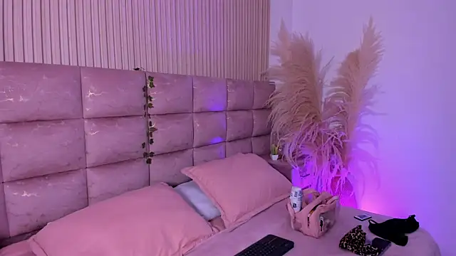 HannaRhodes online show from July 8, 2:21 pm