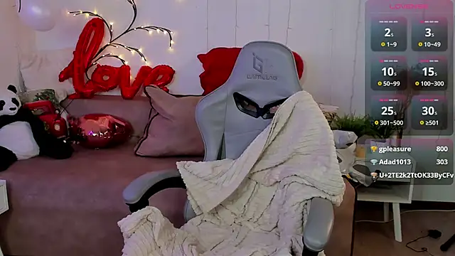 Snapshot of DreamyLuna chatting on February 2, 3:10 am DreamyLuna online show from February 2, 3:10 am