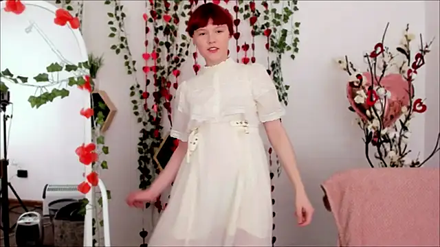 Snapshot of DreamyLuna chatting on February 3, 12:04 am DreamyLuna online show from February 3, 12:04 am