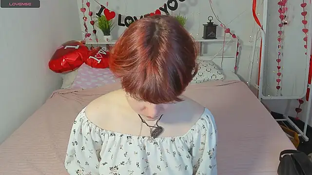 Snapshot of DreamyLuna chatting on February 6, 8:34 pm DreamyLuna online show from February 6, 8:34 pm