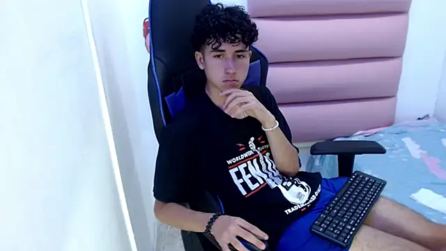 Snapshot of johnny_cagee chatting on December 5, 10:01 am johnny cagee online show from December 5, 10:01 am