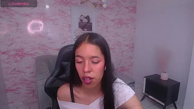 Snapshot of stephania_t chatting on January 8, 3:40 am stephania t online show from January 8, 3:40 am