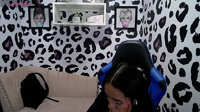 Snapshot of stephania_t chatting on February 6, 11:54 am stephania t online show from February 6, 11:54 am