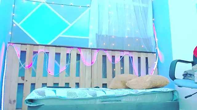 Snapshot of Michellcockxxx chatting on February 26, 5:20 am Michellcockxxx online show from February 26, 5:20 am