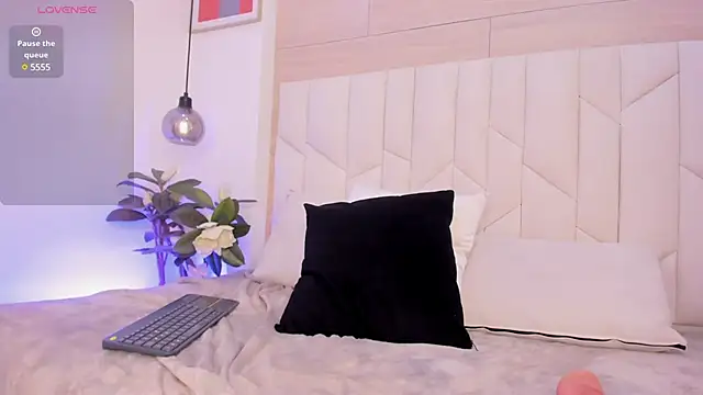 Snapshot of SaraMonroe1 chatting on February 6, 10:43 pm SaraMonroe1 online show from February 6, 10:43 pm