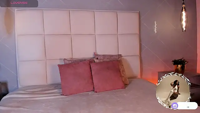 Snapshot of SaraMonroe1 chatting on October 8, 11:30 am SaraMonroe1 online show from October 8, 11:30 am