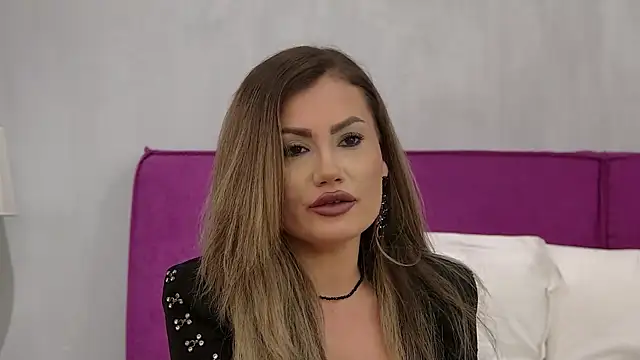 Snapshot of CelineHuddson chatting on December 31, 8:45 pm CelineHuddson online show from December 31, 8:45 pm