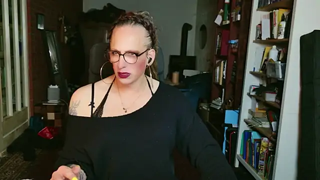 Snapshot of MaxiEmily chatting on October 25, 12:51 am MaxiEmily online show from October 25, 12:51 am