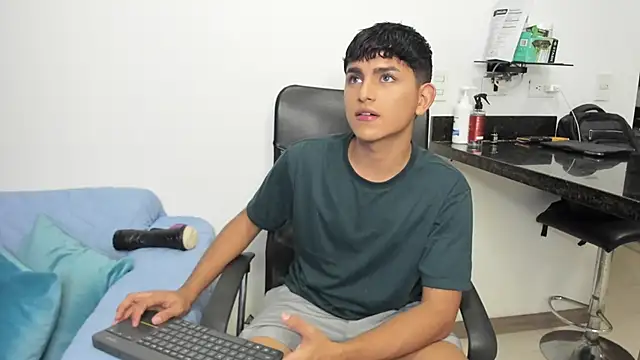 Snapshot of Lyam_ap chatting on February 6, 6:08 am Lyam ap online show from February 6, 6:08 am