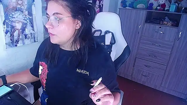 Snapshot of gigiqueen_18 chatting on December 4, 6:39 pm gigiqueen 18 online show from December 4, 6:39 pm