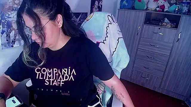 Snapshot of gigiqueen_18 chatting on December 5, 1:28 pm gigiqueen 18 online show from December 5, 1:28 pm