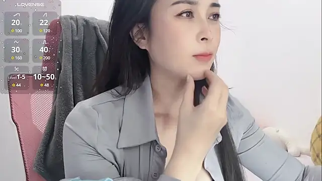 Snapshot of Qwi-V1 chatting on January 22, 11:43 pm Qwi-V1 online show from January 22, 11:43 pm