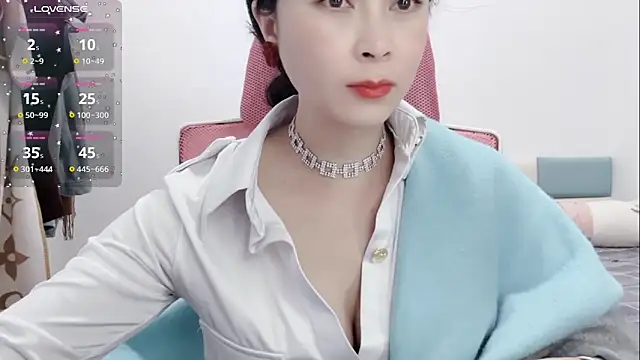 Snapshot of Qwi-V1 chatting on February 6, 11:37 pm Qwi-V1 online show from February 6, 11:37 pm