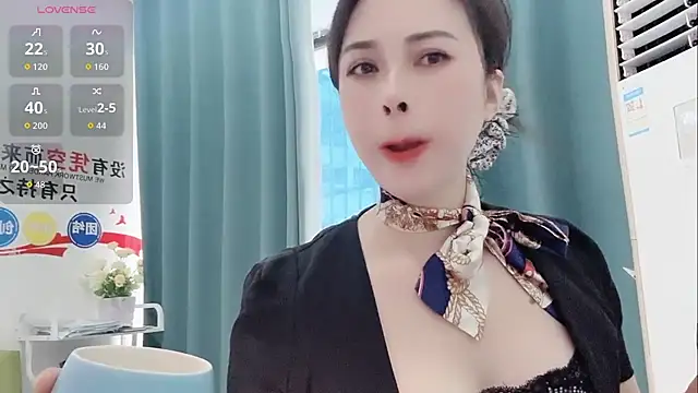 Snapshot of Qwi-V1 chatting on October 31, 6:14 am Qwi-V1 online show from October 31, 6:14 am