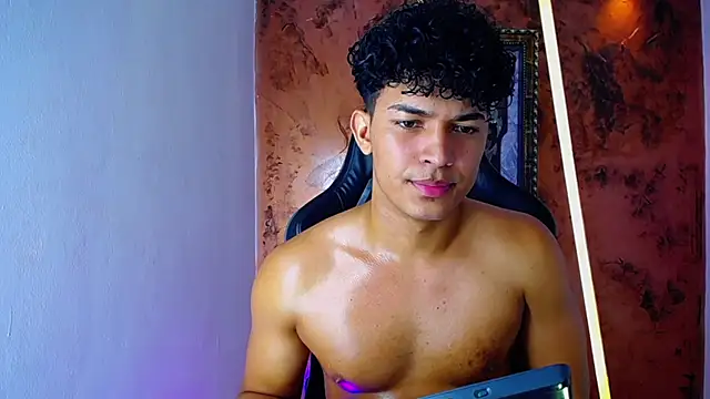 Snapshot of jamescurli_ chatting on March 7, 11:18 am jamescurli  online show from March 7, 11:18 am