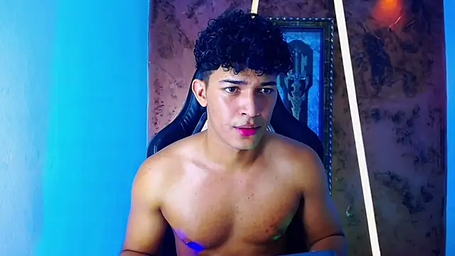 Snapshot of jamescurli_ chatting on March 10, 2:37 pm jamescurli  online show from March 10, 2:37 pm