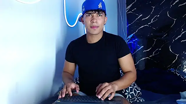 Snapshot of jamescurli_ chatting on October 1, 2:45 pm jamescurli  online show from October 1, 2:45 pm