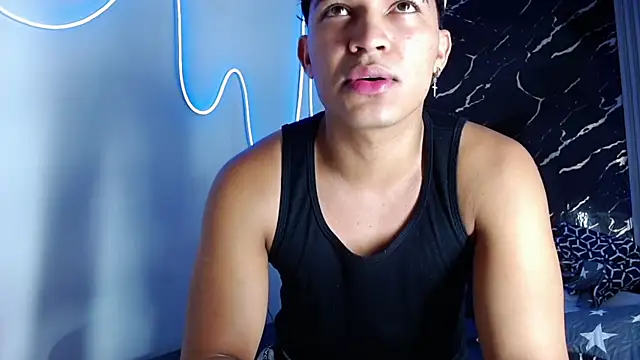 Snapshot of jamescurli_ chatting on October 3, 4:59 pm jamescurli  online show from October 3, 4:59 pm