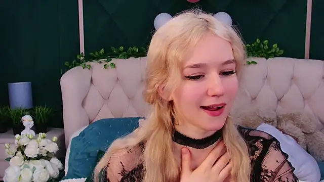 Snapshot of NaomiLoys chatting on February 16, 8:11 pm NaomiLoys online show from February 16, 8:11 pm