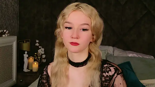 Snapshot of NaomiLoys chatting on February 24, 3:23 am NaomiLoys online show from February 24, 3:23 am