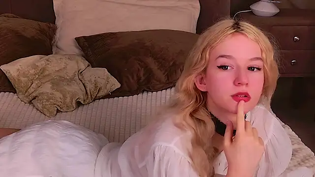 Snapshot of NaomiLoys chatting on March 9, 3:43 am NaomiLoys online show from March 9, 3:43 am