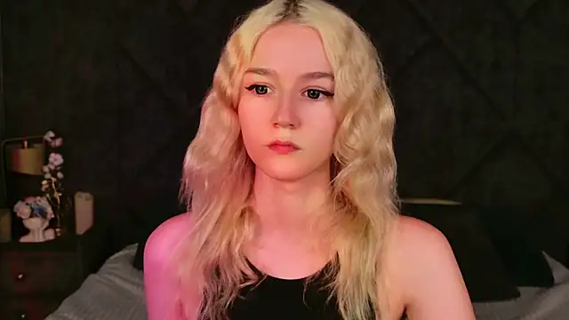 Snapshot of NaomiLoys chatting on September 8, 8:19 pm NaomiLoys online show from September 8, 8:19 pm